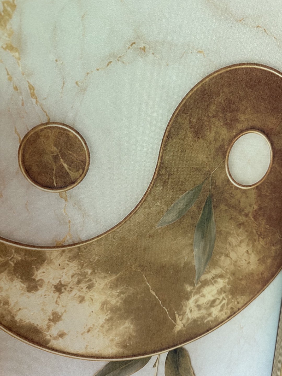 Goldenes Yin-Yang-Zeichen auf hellem Marmor