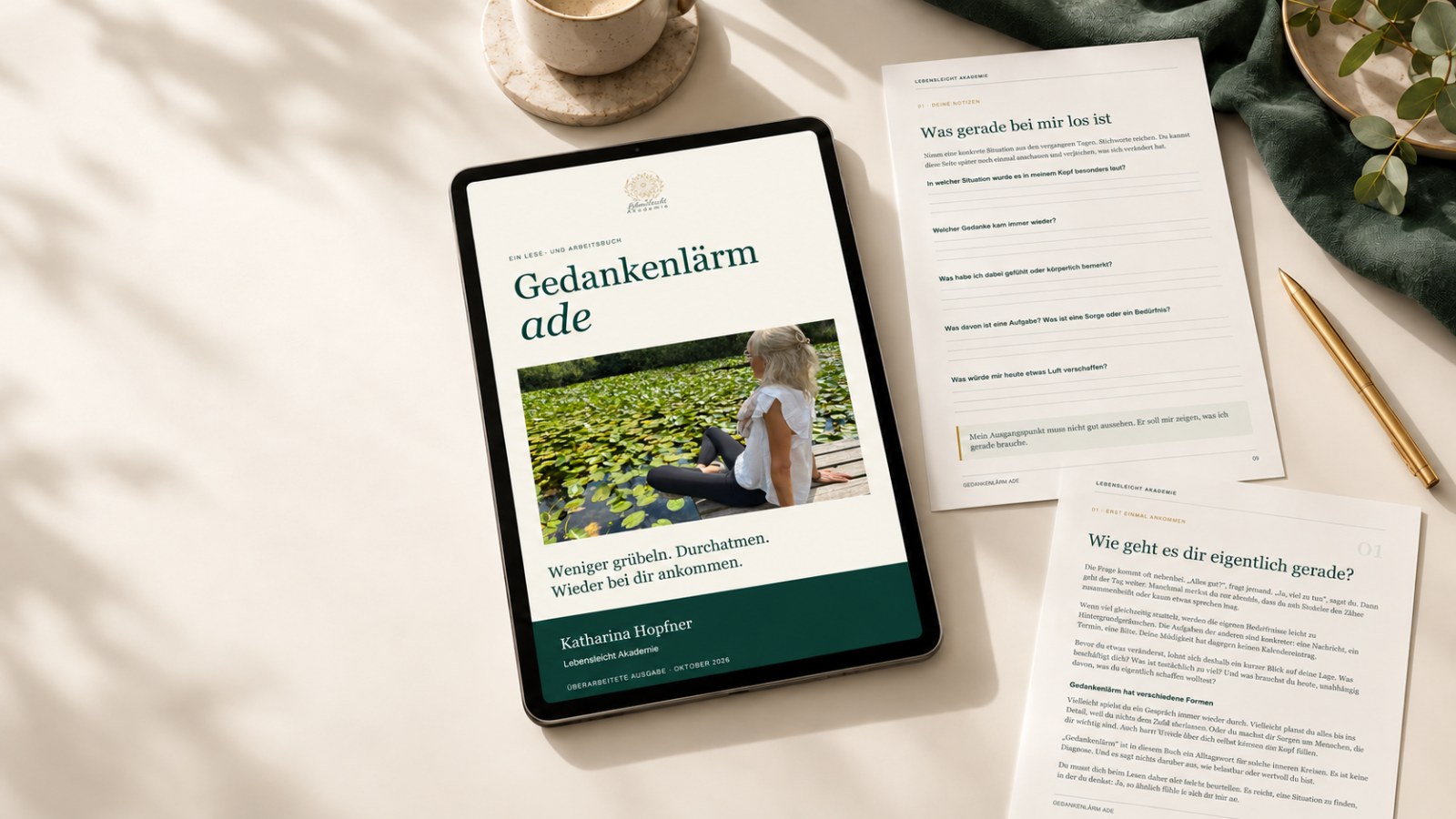 E-Book Gedankenlärm ade auf einem Tablet, daneben zwei ausgedruckte Arbeitsseiten